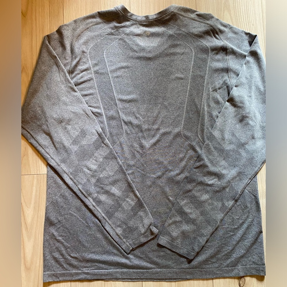 Lulu lemon men’s long sleeve vent tech v neck in gun metal grey